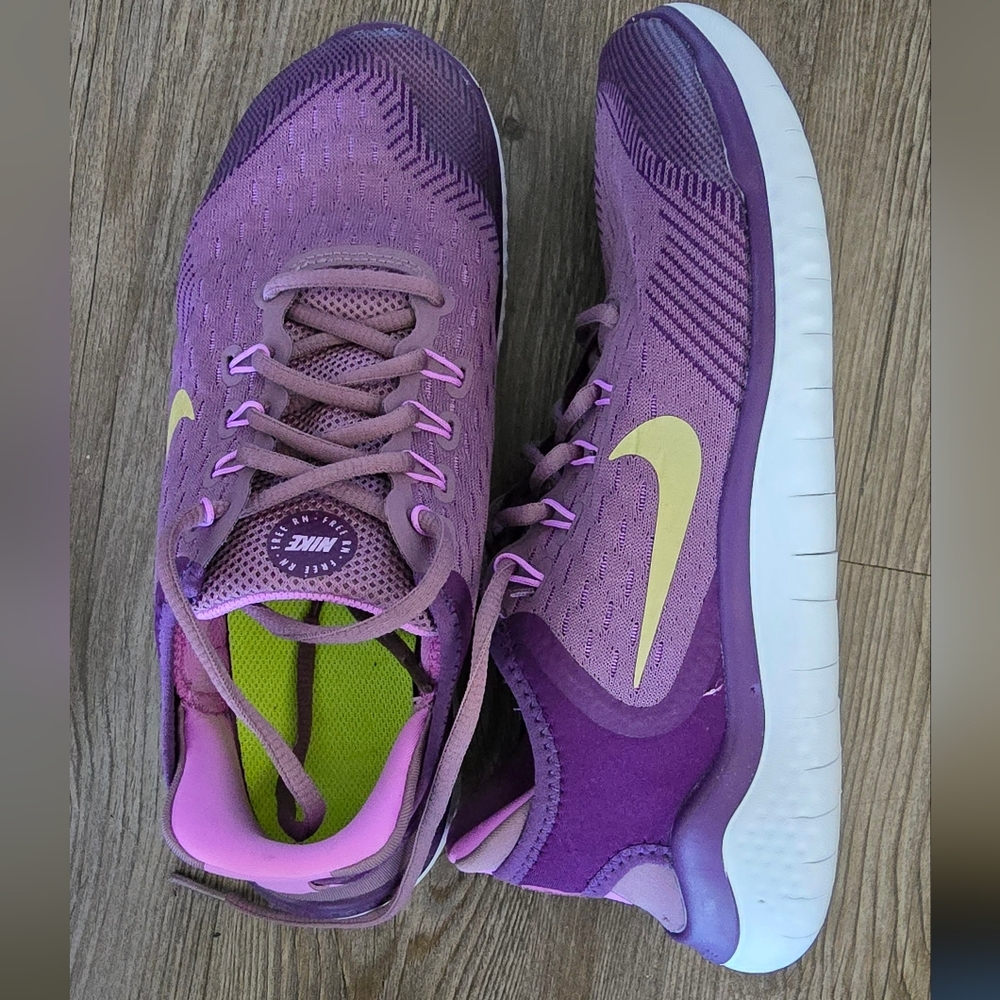 Nike Women's Purple and Yellow Athletic Shoes